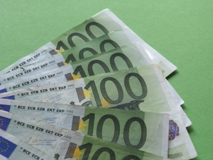 100 Euro banknotes money