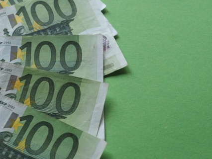 100 Euro banknotes money
