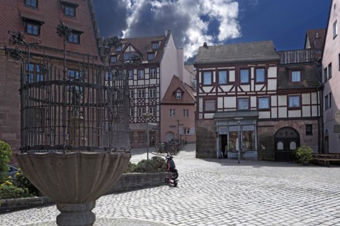 Historic bagpiper fountain on the Unschlittplkatz. Nuremberg