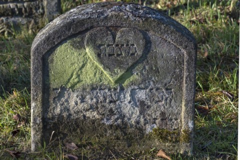 Symnbol of a heart on a Jewish gravestone