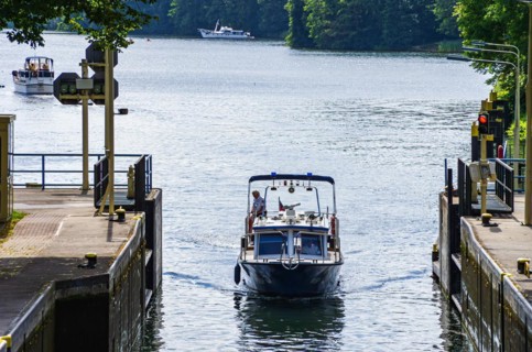 A boat of the water police enters the Woltersdorf lock coming from the Flakensee