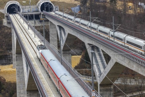 ICE and regional express IRE200 on the Filstal bridge