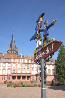 Castle with tower and sign with figures and inscription Vadder-do in Hessian dialect