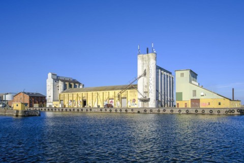 Industrial structure with silo architecture