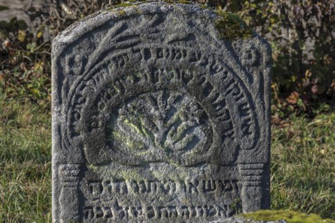 Jewish symbols on a gravestone