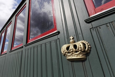 Historic wagon with golden crown