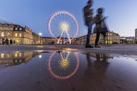 Ferris wheel in the courtyard of honour of Neues Schloss