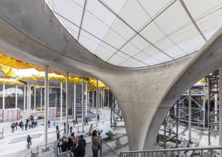 Concrete chalice pillar in the underground platform hall