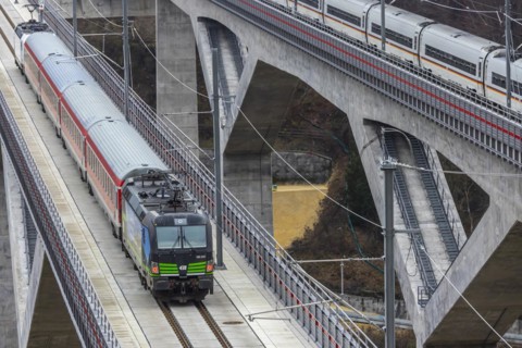 ICE and regional express IRE200 on the Filstal bridge
