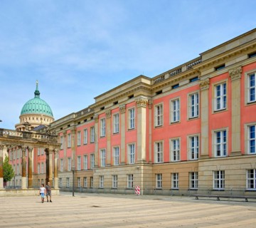 Everyday scene of the Ringerkolonnade and exterior view of the reconstructed City Palace