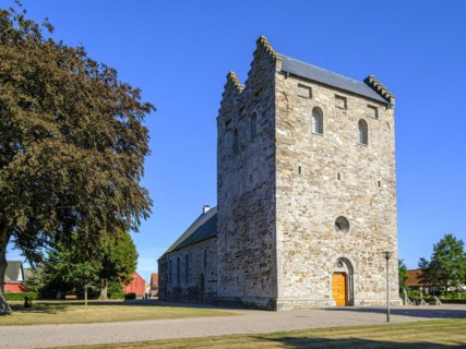 Aa Kirke with churchyard