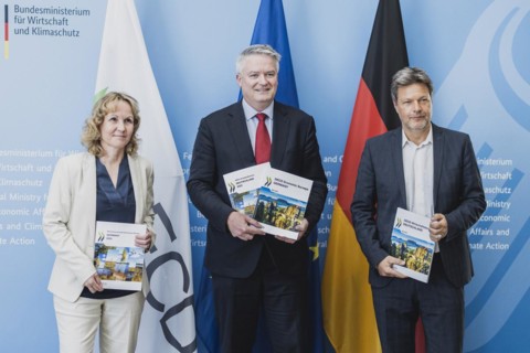 (L-R) Steffi Lemke (Buendnis 90 Die Gruenen), Federal Minister for the Environment, Nature
