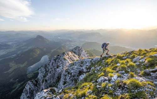 Mountaineers at the summit of the Scheffauer in the atmospheric evening light