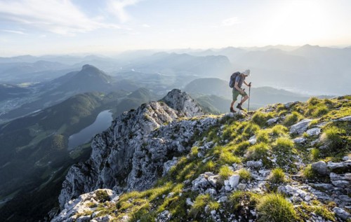 Mountaineers at the summit of the Scheffauer in the atmospheric evening light