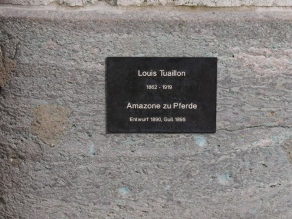 Amazone zu Pferde statue