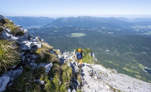 Climbers ascending the Obere Wettersteinspitze