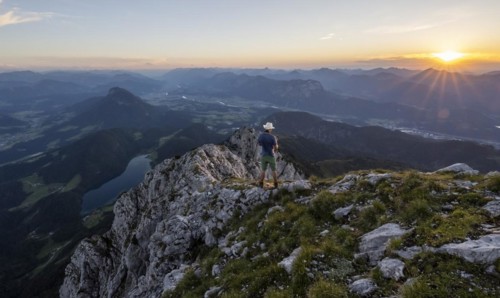 Mountaineer at the summit of the Scheffauer