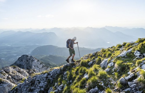 Mountaineers at the summit of the Scheffauer in the atmospheric evening light