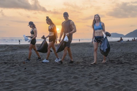 Concepto de voluntariado. Jovenes recogiendo basura en la playa. Ecology concept and World Environment Day. Save earth concept