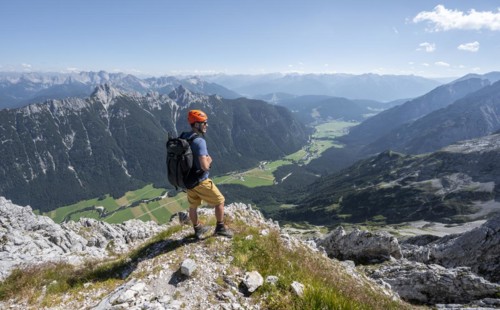 Mountaineer at the summit of the Obere Wettersteinspitze