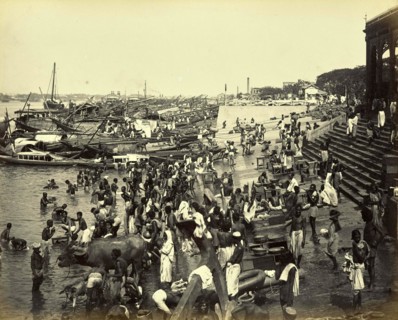 Harbour with many people at the Hoogly near Calcutta