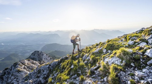 Mountaineers at the summit of the Scheffauer in the atmospheric evening light