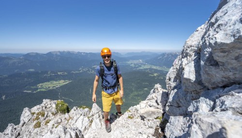 Mountaineer climbing on the rock