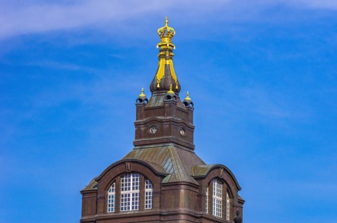 Little tower with crown on the roof of the Saxon State Chancellery