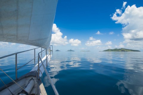 Sailing in the very flat waters of the Mamanuca islands