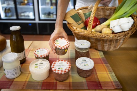 Buying regional products in a health food shop