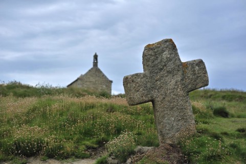 Stone cross and the Saint-Samson chapel at Landunvez