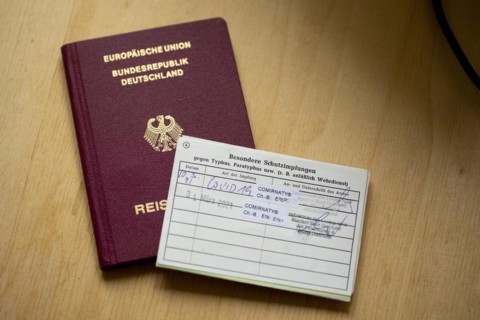 Passport and proof of Corona vaccination with the vaccine Comirnaty from Biontech Pfizer