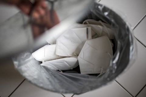 Symbolic photo: FFP2 masks are disposed of in the residual waste. Berlin