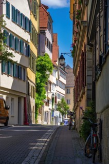 Street scene without people on the Neckahalde in the old town