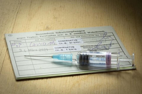 Syringe and detection for Corona vaccination with the vaccine Comirnaty from Biontech Pfizer
