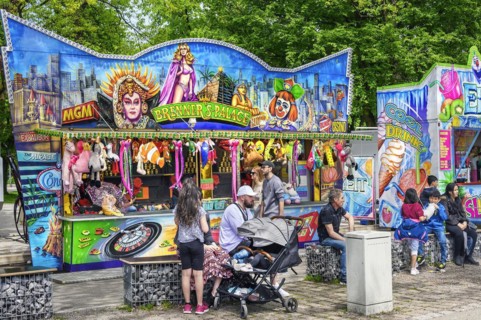 Fairground stall where you can win Stofftire by throwing balls at tin cans