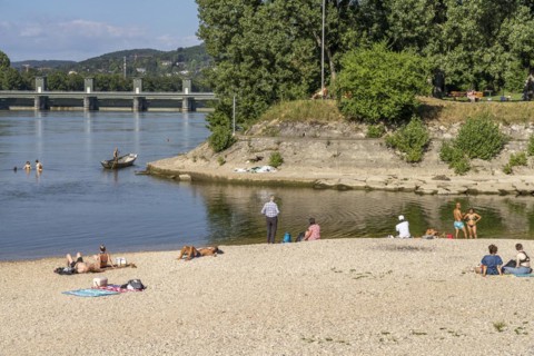 Bathing place on the beach of the Rhine at the Birskoepfli Rhine Park in Basel