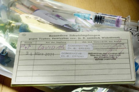 Passport and proof of Corona vaccination with the vaccine Comirnaty from Biontech Pfizer
