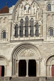 Vezelay labelled les Plus Beaux Villages de France. Facade of basilica St Mary Magdalene.Unesco World heritage. Morvan regional natural park. Via Lemovicensis way to Santiago de Compostela. Yonne depa...