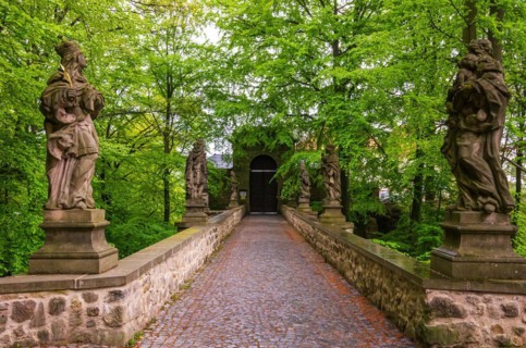 Access and main entrance to Hrad Valdstejn