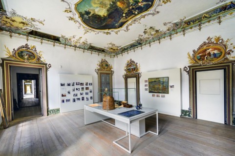 Room with frescoes and beehive