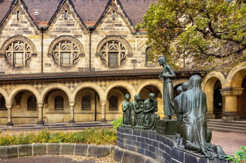 Court of honour with arcades and group sculpture of the Consoling Christ by Selmar Werner. The church