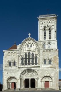 Vezelay labelled les Plus Beaux Villages de France. Facade of basilica St Mary Magdalene.Unesco World heritage. Morvan regional natural park. Via Lemovicensis way to Santiago de Compostela. Yonne depa...
