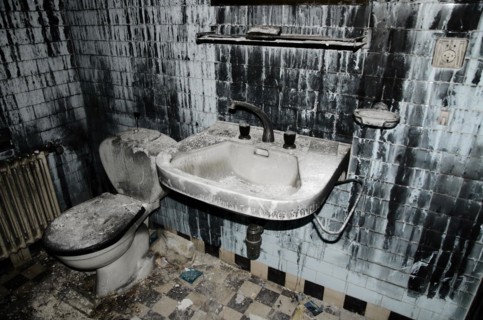 Very dirty bathroom