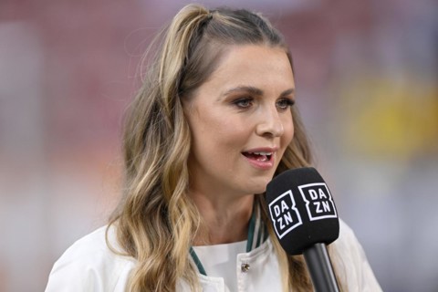 Presenter Laura Wontorra in interview with microphone
