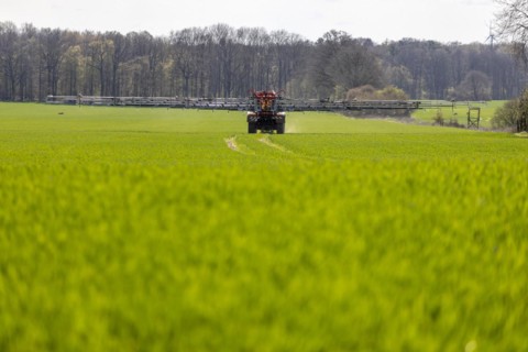 Fertiliser spreading with tractor brand Fendt 724 with 240 HP as well as fertiliser spreader Rauch Aero AGT