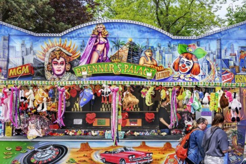 Fairground stall where you can win Stofftire by throwing balls at tin cans