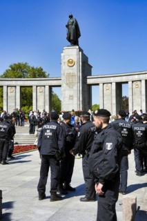 A police detachment in front of the Soviet Memorial on the Strasse des 17. Juni