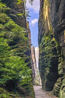 Hiking trail in the Prachovske Skaly