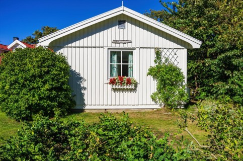 Idyllically situated holiday home with front garden in the picturesque village of Nordkoster